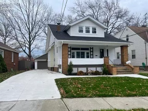 3923 Victory Blvd, Cleveland, OH 44111