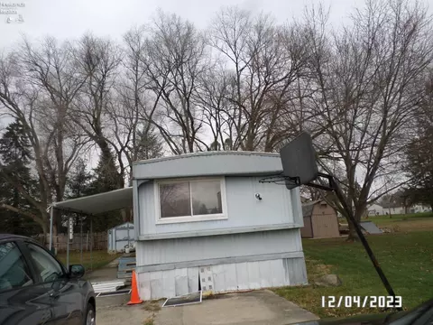 110 Maplewood Dr, Bellevue, OH 44811