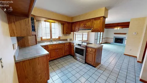 923 Tamarack Dr, Willard, OH 44890 photo 5