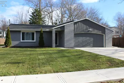 5001 Woodview Dr, Vermilion, OH 44089