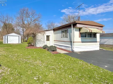 116 Oakwood Dr, Bellevue, OH 44811