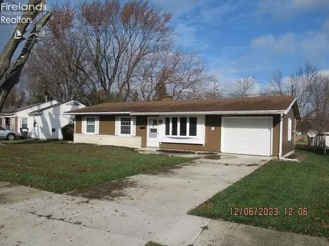 2121 Fallen Timber Dr, Sandusky, OH 44870