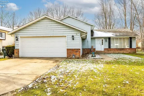 6880 Stearns Rd, North Olmsted, OH 44070