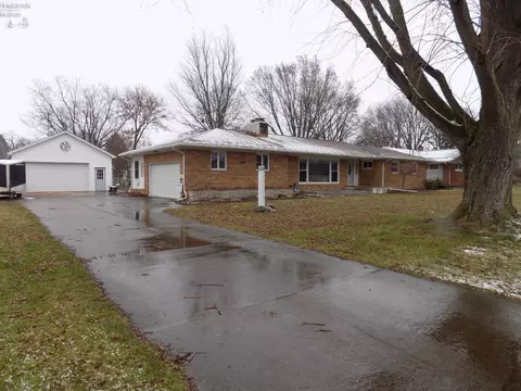 2702 Eastwood Dr, Sandusky, OH 44870