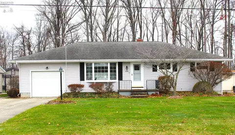 7050 Freeland Dr, Elyria, OH 44035