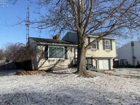 1078 Shorewood Dr, Fremont, OH 43420