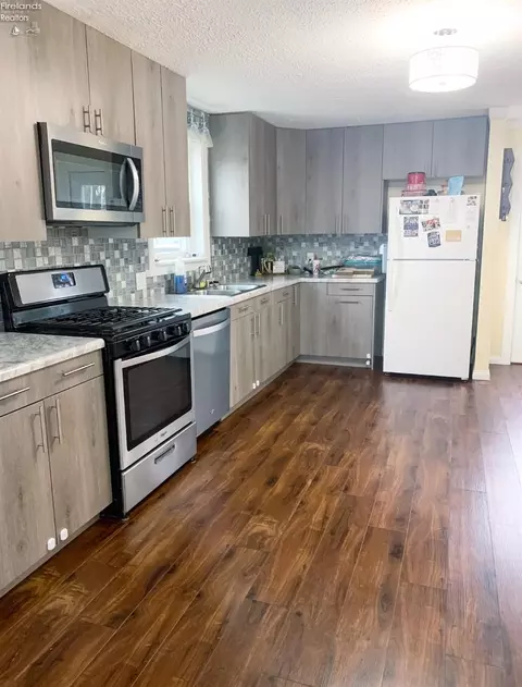 867 W Maple, Clyde, OH 43410 photo 2