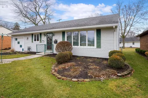713 Ottawa Dr, Port Clinton, OH 43452