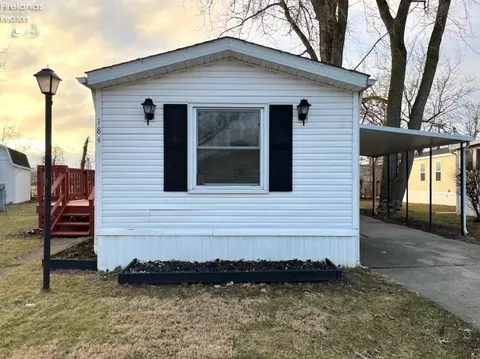 184 Driftwood Dr, Port Clinton, OH 43452