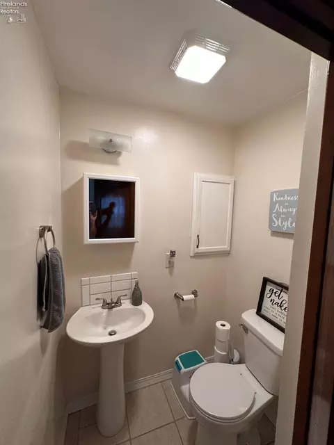 Bath - 501 Euclid St, Willard, OH 44890 photo 1 of 2