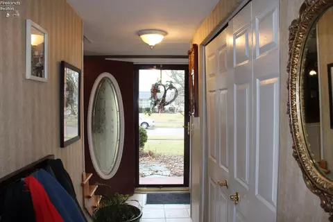 Entry Way - 730 Salem, Huron, OH 44839 photo 2 of 4