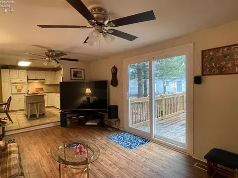 Living - 730 Salem, Huron, OH 44839 photo 2 of 6