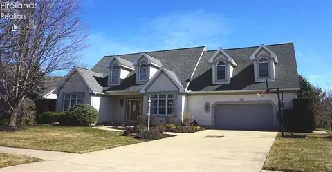 1017 Eagle Ridge Dr, Huron, OH 44839