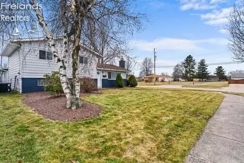 14961 Larkfield Dr, Brook Park, OH 44142