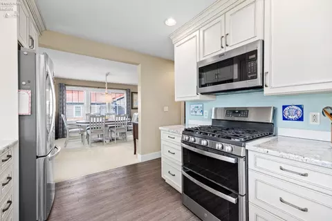 Kitchen - 20 Cincinnati Ave, Huron, OH 44839 photo 4 of 4