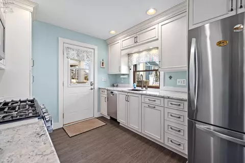 Kitchen - 20 Cincinnati Ave, Huron, OH 44839 photo 3 of 4