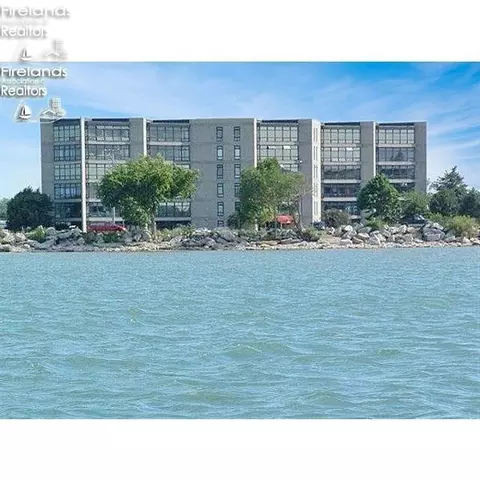 711 W Lakeshore Dr #503, Port Clinton, OH 43452