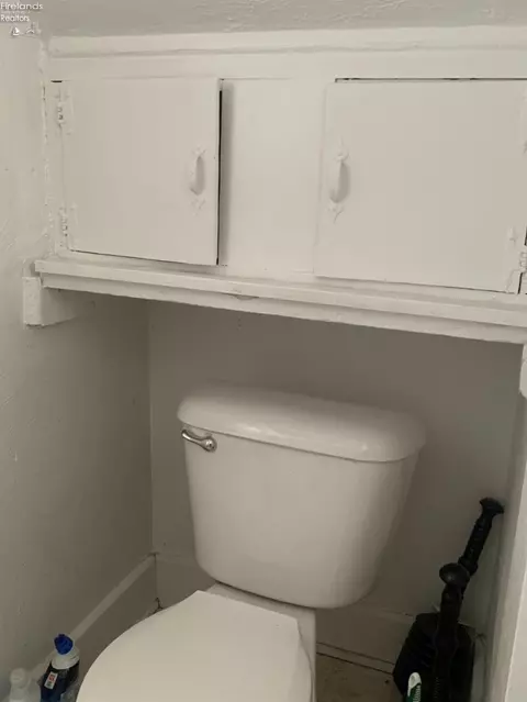 Bath - 410 S Myrtle Ave, Willard, OH 44890 photo 2 of 5