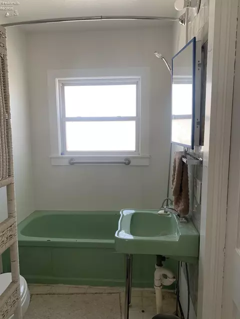 Bath - 410 S Myrtle Ave, Willard, OH 44890 photo 4 of 5