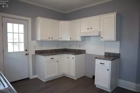 Kitchen - 324 W Maple St, Willard, OH 44890 photo 2 of 2