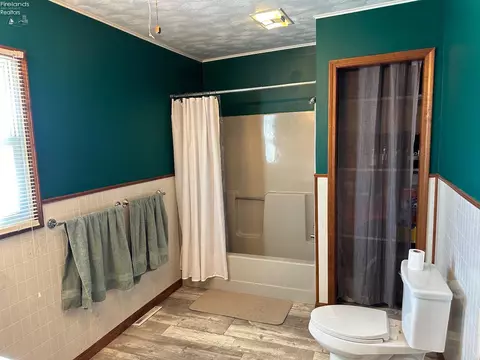 Bath - 271 Ott St, Clyde, OH 43410 photo 2 of 4