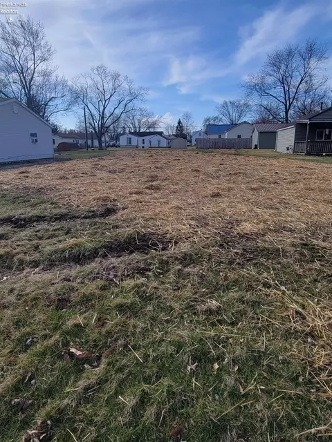 575 W Pearl St, Willard, OH 44890