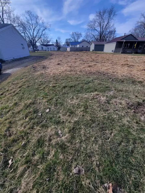 575 W Pearl St, Willard, OH 44890 photo 5