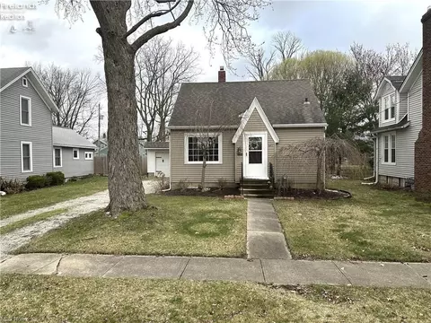 891 Exchange St, Vermilion, OH 44089