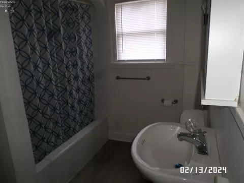 Bath - 519 S Diamond St, Mansfield, OH 44902 photo 1 of 1