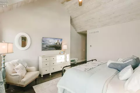 Bedroom - 2135 N Robert St, Marblehead, OH 43440 photo 9 of 15