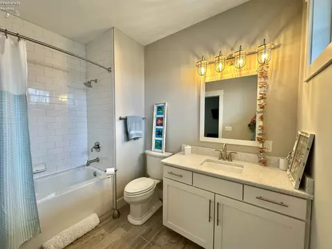 Bath - 2135 N Robert St, Marblehead, OH 43440 photo 5 of 13