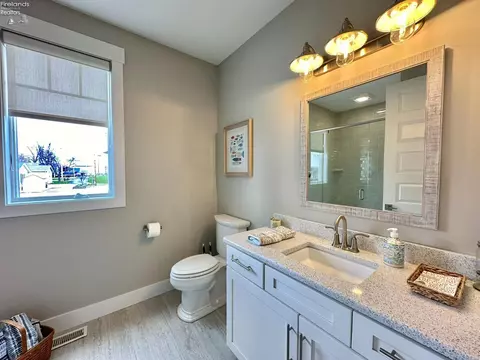 Bath - 2135 N Robert St, Marblehead, OH 43440 photo 3 of 13