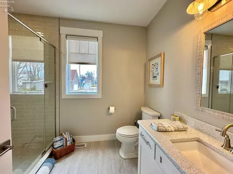 Bath - 2135 N Robert St, Marblehead, OH 43440 photo 4 of 13