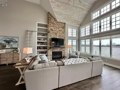 Living - 2135 N Robert St, Marblehead, OH 43440 photo 2 of 10