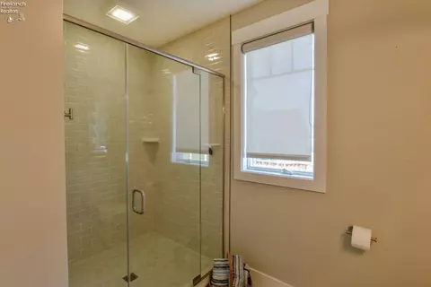 Bath - 2135 N Robert St, Marblehead, OH 43440 photo 8 of 13