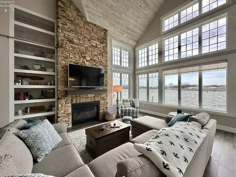 Living - 2135 N Robert St, Marblehead, OH 43440 photo 3 of 10