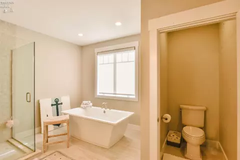 Bath - 2135 N Robert St, Marblehead, OH 43440 photo 10 of 13