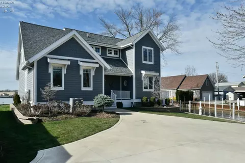 Exterior - 2135 N Robert St, Marblehead, OH 43440 photo 2 of 7