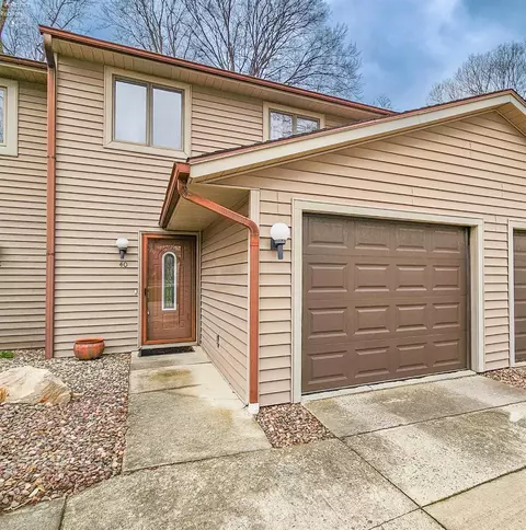 40 Brookview Dr, Fremont, OH 43420
