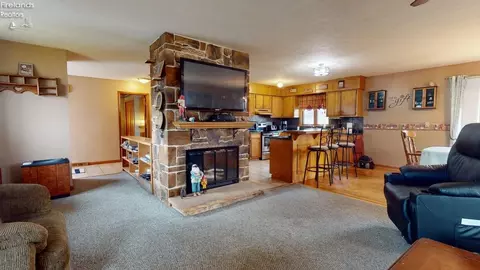 Kitchen - 895 Lakeview Dr, Willard, OH 44890 photo 1 of 5