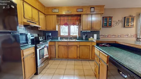 Kitchen - 895 Lakeview Dr, Willard, OH 44890 photo 2 of 5