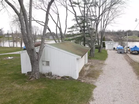 Exterior - 895 Lakeview Dr, Willard, OH 44890 photo 3 of 6