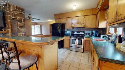Kitchen - 895 Lakeview Dr, Willard, OH 44890 photo 3 of 5