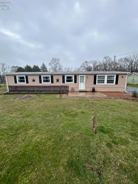 811 Bartson Rd, Fremont, OH 43420
