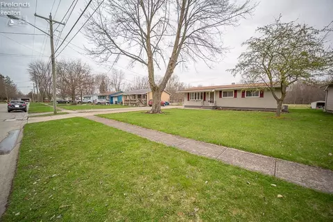 221 E Hamilton St, Wellington, OH 44090