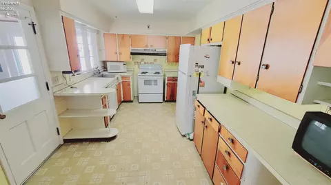 Kitchen - 821 Seneca Ave, Huron, OH 44839 photo 1 of 2