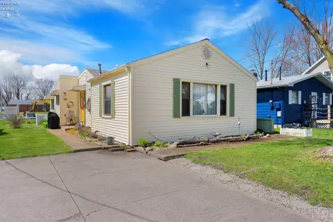 16 N Sandpiper Ct, Port Clinton, OH 43452