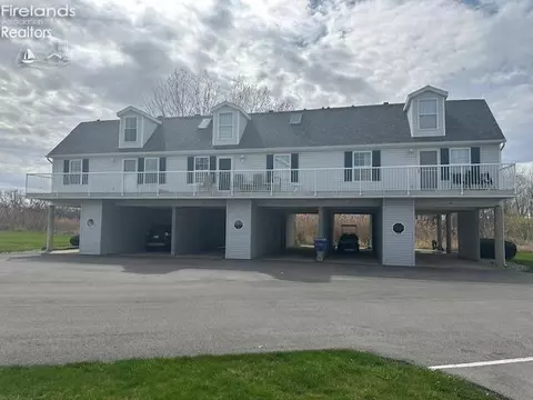 43 N Schooner Point Dr, Port Clinton, OH 43452