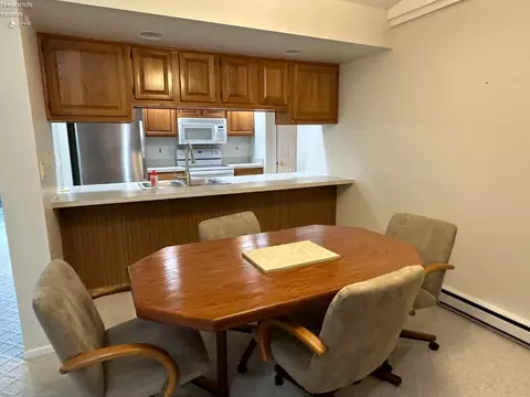 915 E Hidden Valley Dr, Huron, OH 44839 photo 2