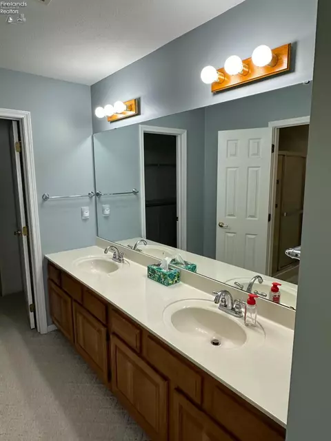 915 E Hidden Valley Dr, Huron, OH 44839 photo 3
